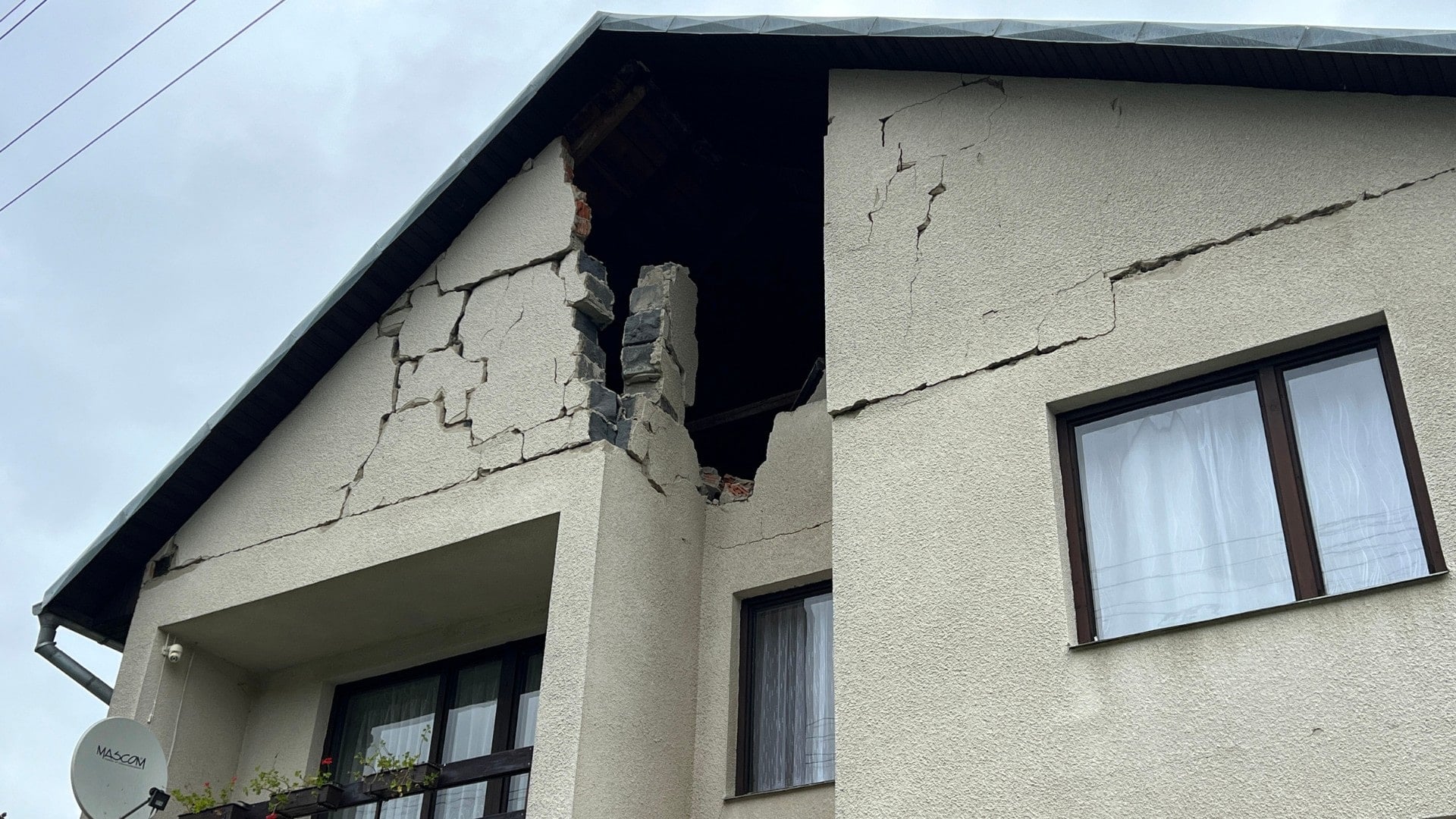 V Ďapalovciach zemetrasenie spôsobilo aj takýto značný zásah do statiky rodinného domu.