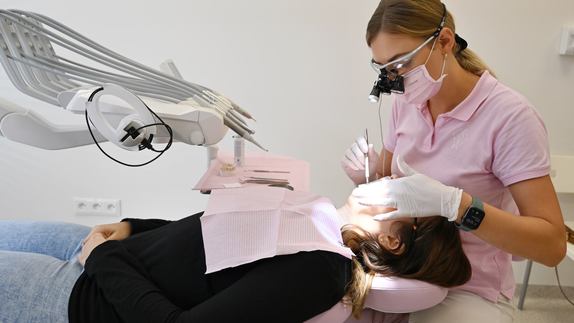 Zubári na Slovensku majú problémy. Zubárka ošetruje pacientku