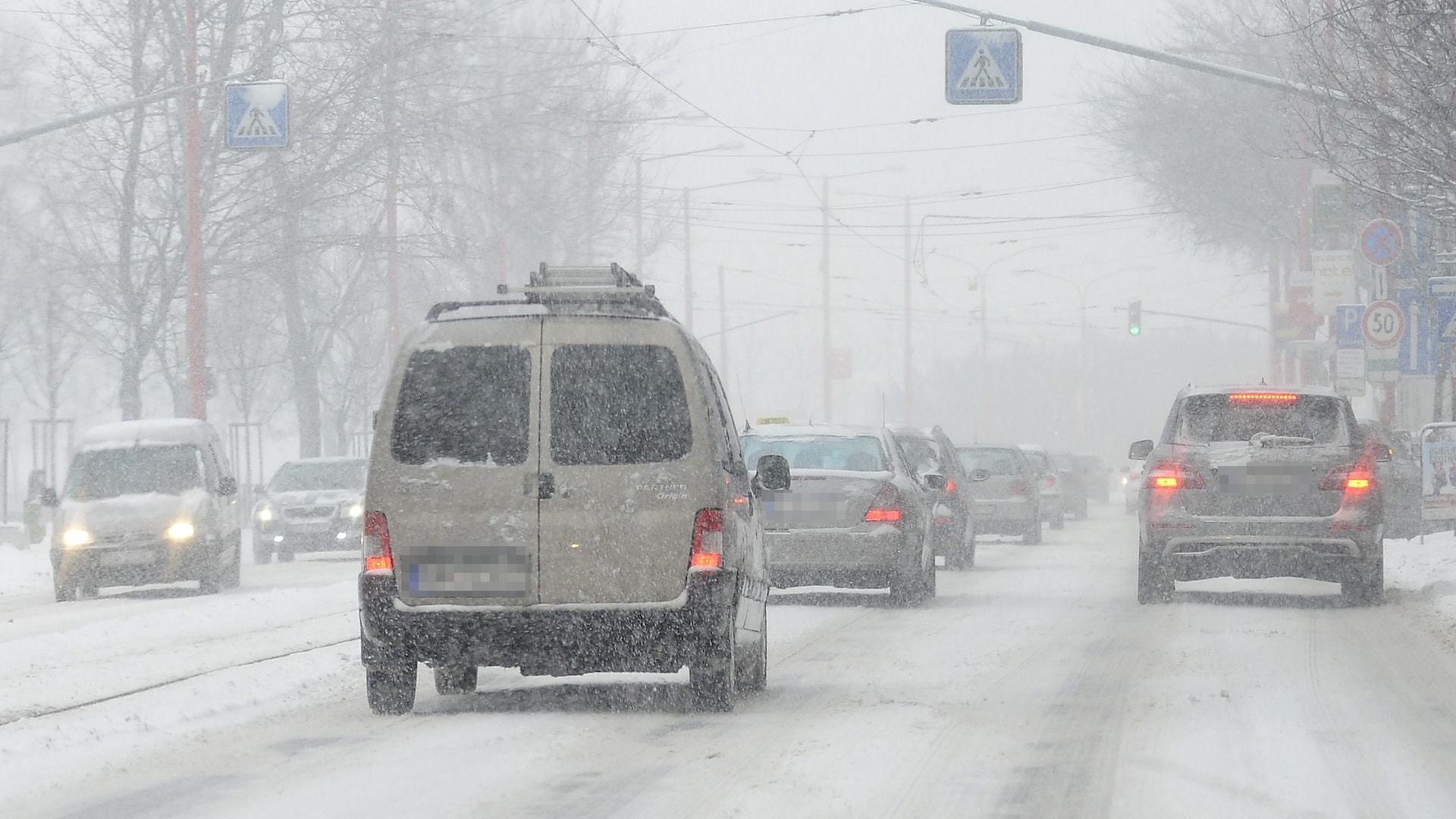 sneženie v Bratislave, autá na ulici