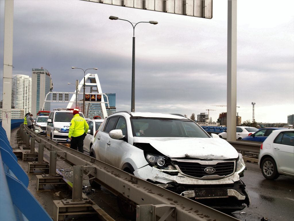 Námraza na moste Apollo v Bratislave je často príčinou dopravných nehôd, ktoré spôsobujú dopravné zápchy.