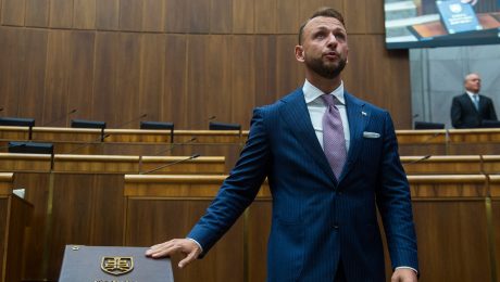 Matúš Šutaj Eštok pri skladaní poslaneckého sľubu