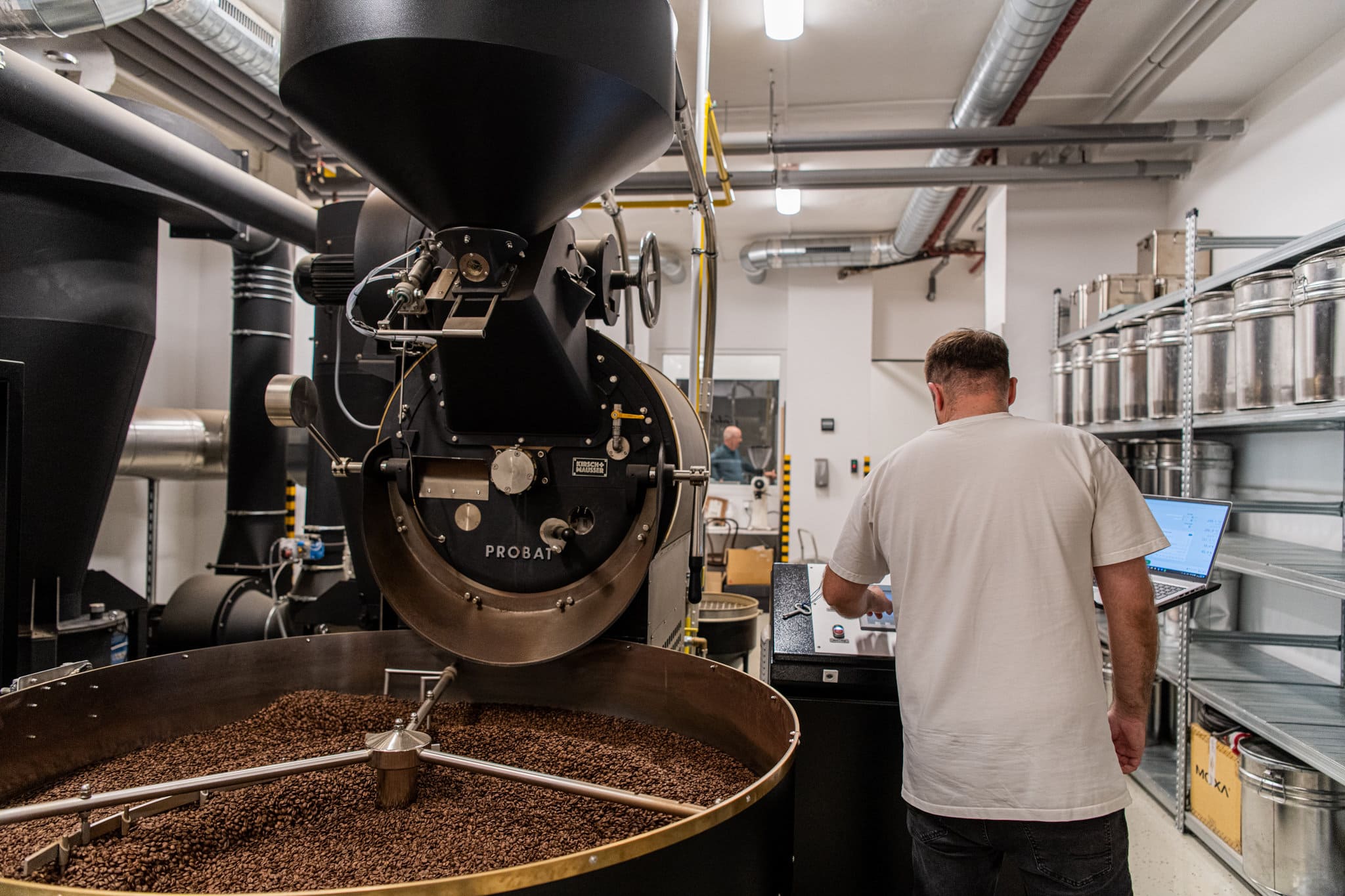 Oliver Pešta pri monitorovaní procesu chladenia čerstvo opražených kávových zrniek