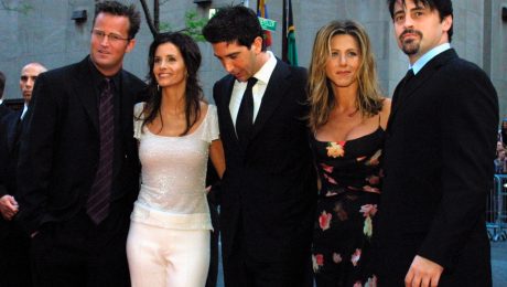 Na archívnej snímke z 5. mája 2002 zľava Matthew Perry, Courteney Coxová Arquetteová, David Schwimmer, Jennifer Anistonová a Matt LeBlanc zo seriálu Priatelia prichádzajú na 75. výročie NBC v New Yorku.