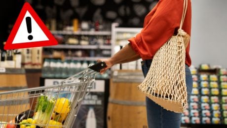 Žena s nákupným košíkom v obchode.