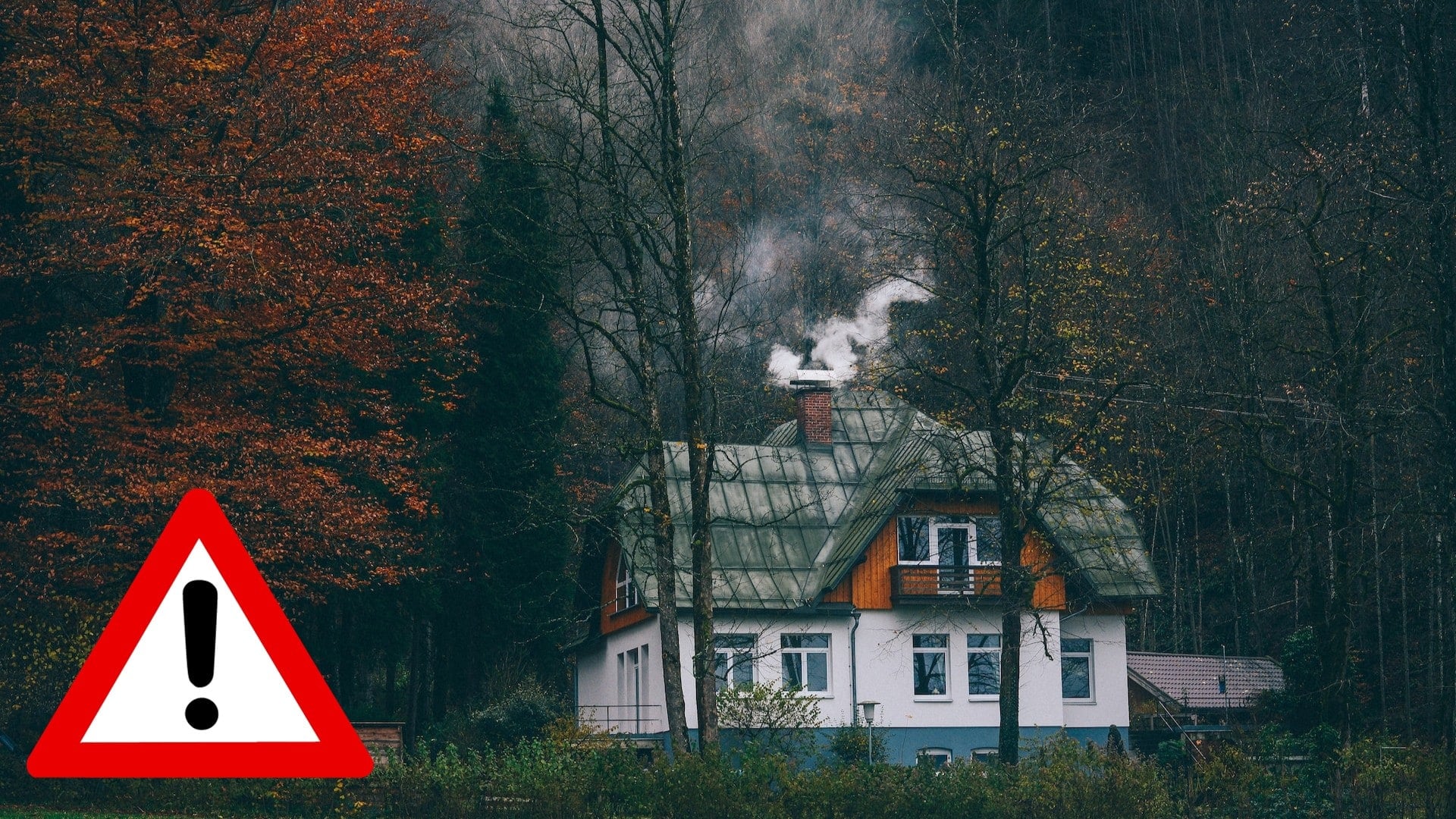 Dom v lese, z ktorého komínu sa dymí.