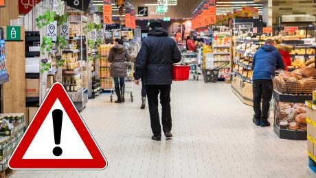 Ľudia nakupujúci v potravinách.