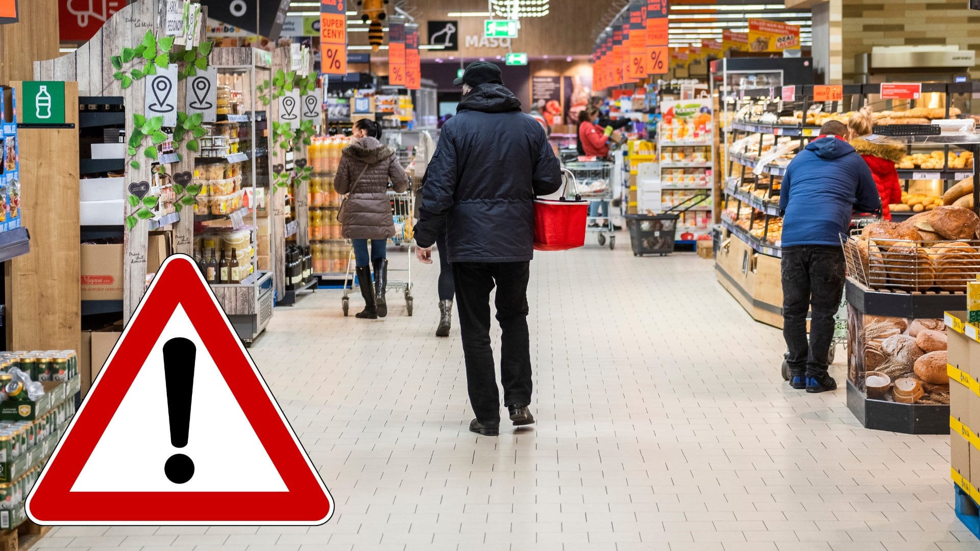 Ľudia nakupujúci v potravinách.