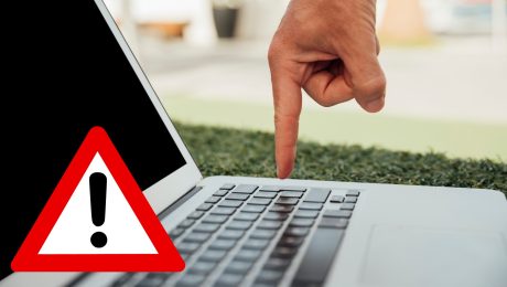 Ruka, ktorá kliká na notebook.