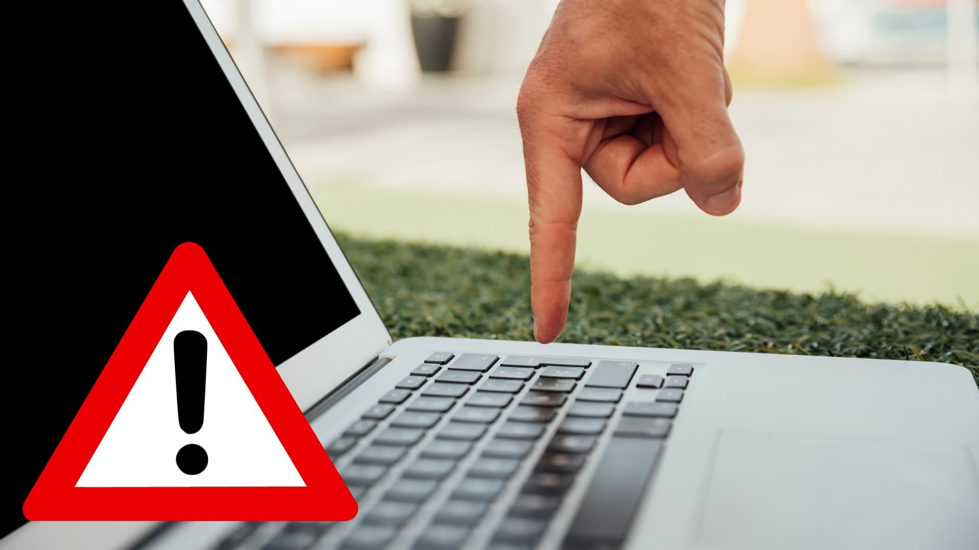 Ruka, ktorá kliká na notebook.