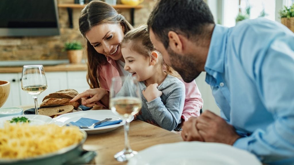 Rodičia s dieťaťom počas spoločného obeda.