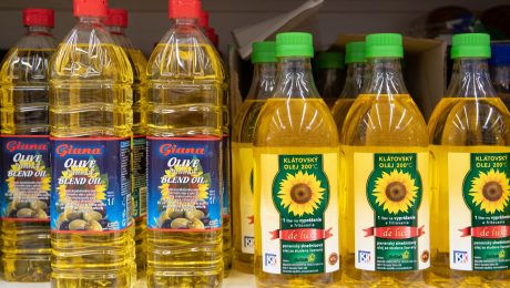 Fľaše oleja v regáloch.