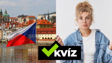 Pohľad na Prahu a českú vlajku. Žena v okuliaroch so zmäteným výrazom.