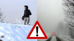 Žena ide zasneženou cestou a autá počas zimy v hmle.