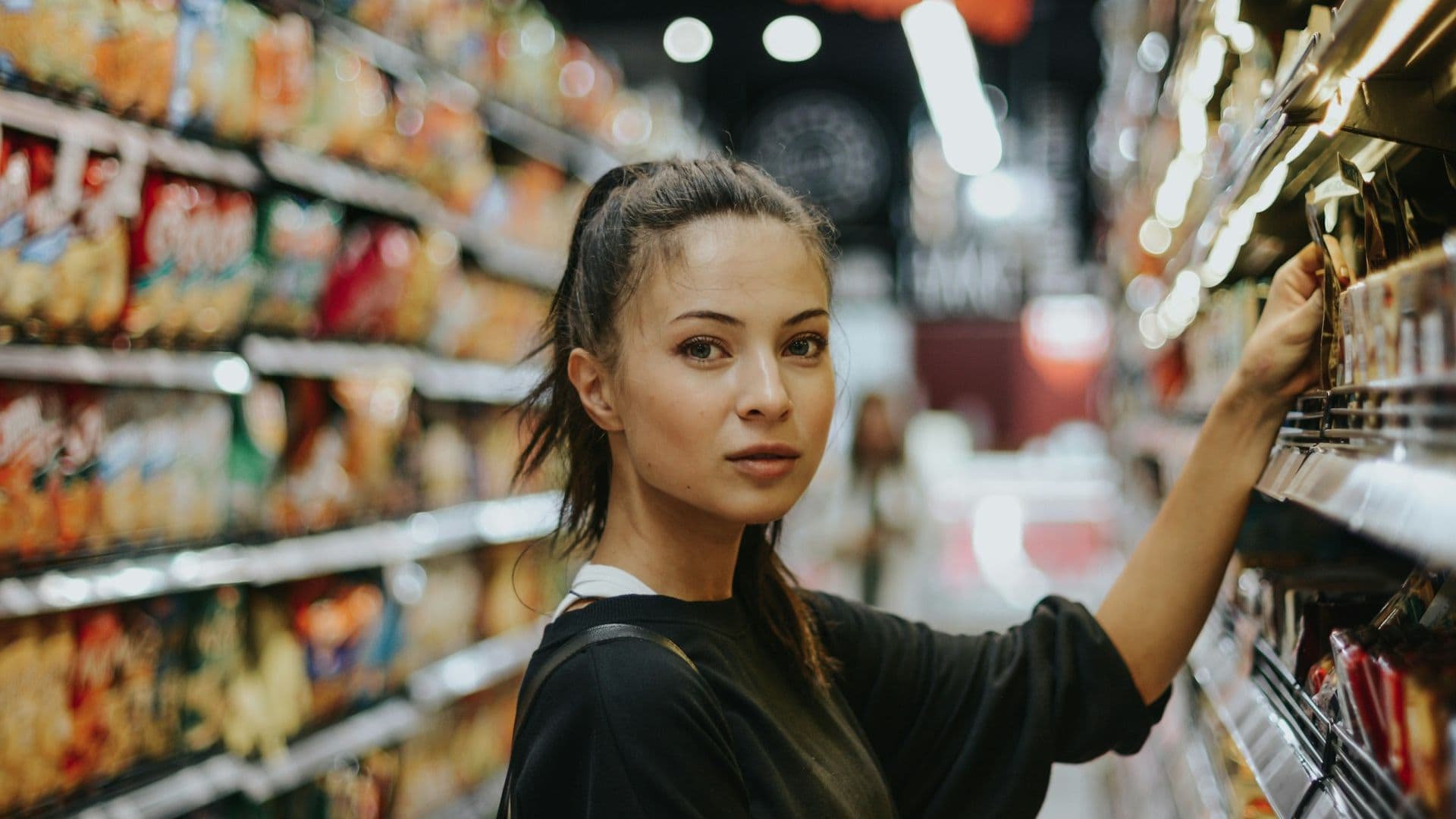 Žena nakupuje v potravinách.