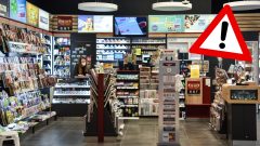 Žena za pokladňou v novinovom stánku.