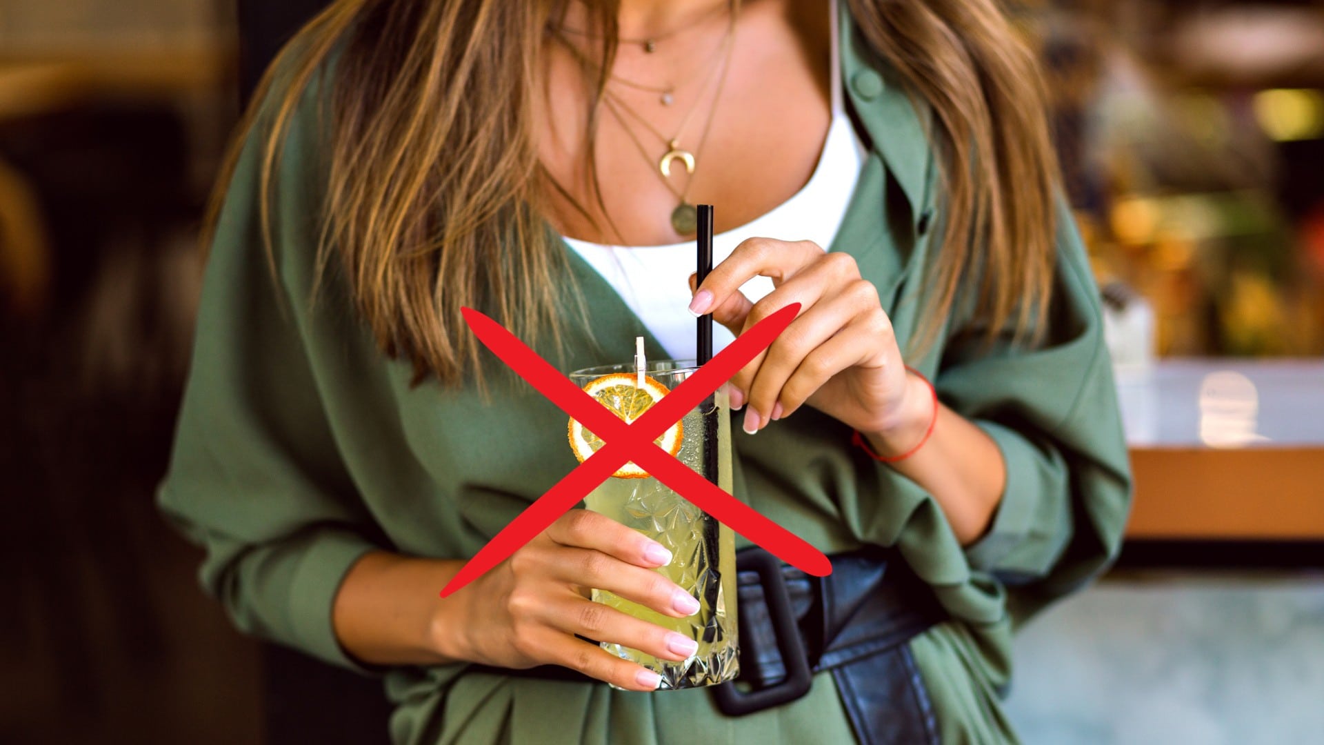 Žena drží pohár s nápojom.