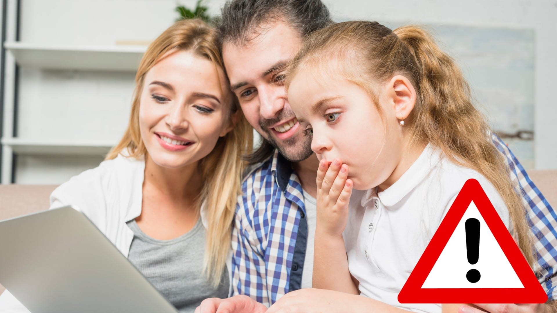 Rodičia s dcérou pozerajú do notebooku.