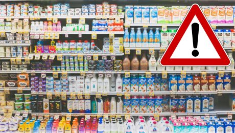 Regál s mliečnymi výrobkami v potravinách.