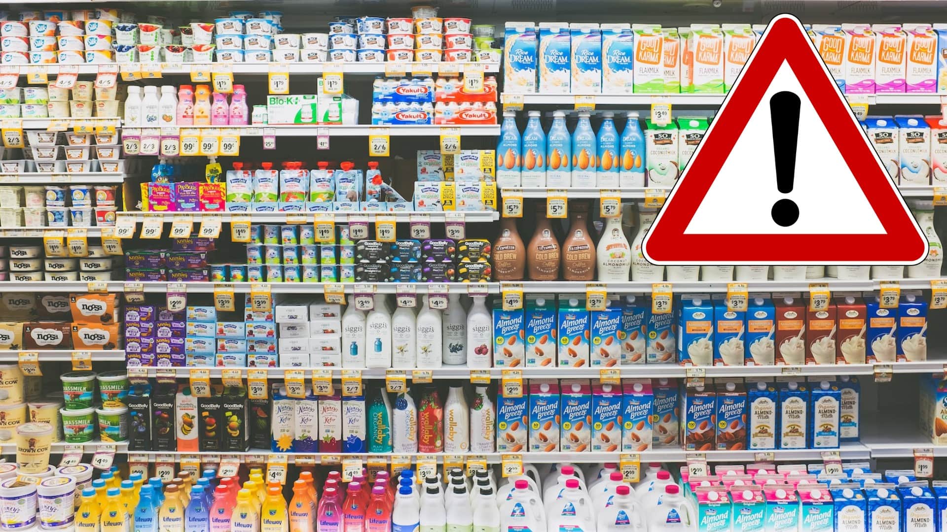 Regál s mliečnymi výrobkami v potravinách.