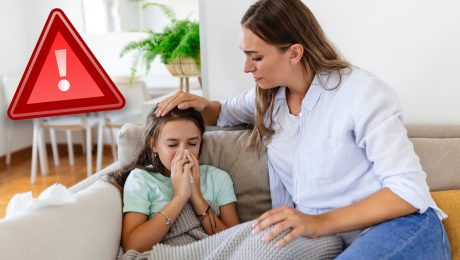 Matka utešuje chorú dcéru.