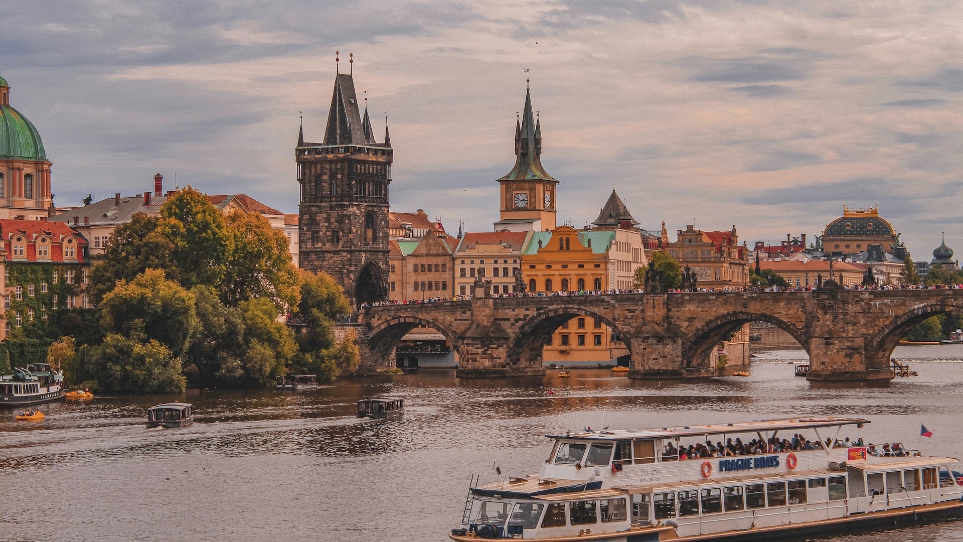 Pohľad na Karlov most v Prahe.