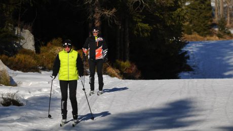 Na snímke dvojica bežkárov beží po trati na Štrbskom Plese vo Vysokých Tatrách.