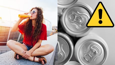 Žena v slnečných okuliaroch sedí na múriku a pije limonádu. Plechovky.