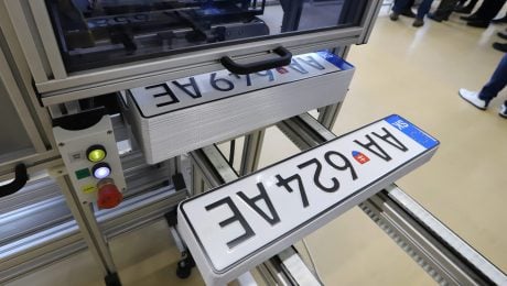 Na snímke výroba nových EČV (evidenčných čísiel vozidiel) v automobilových opravovniach.