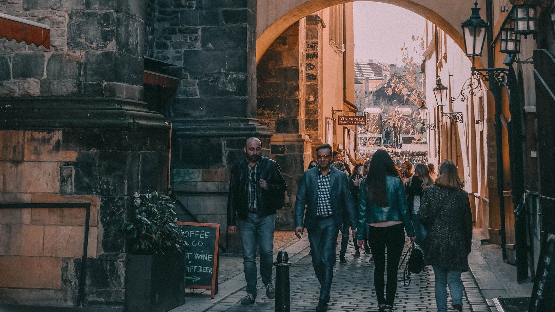 Ľudia v uliciach Prahy.