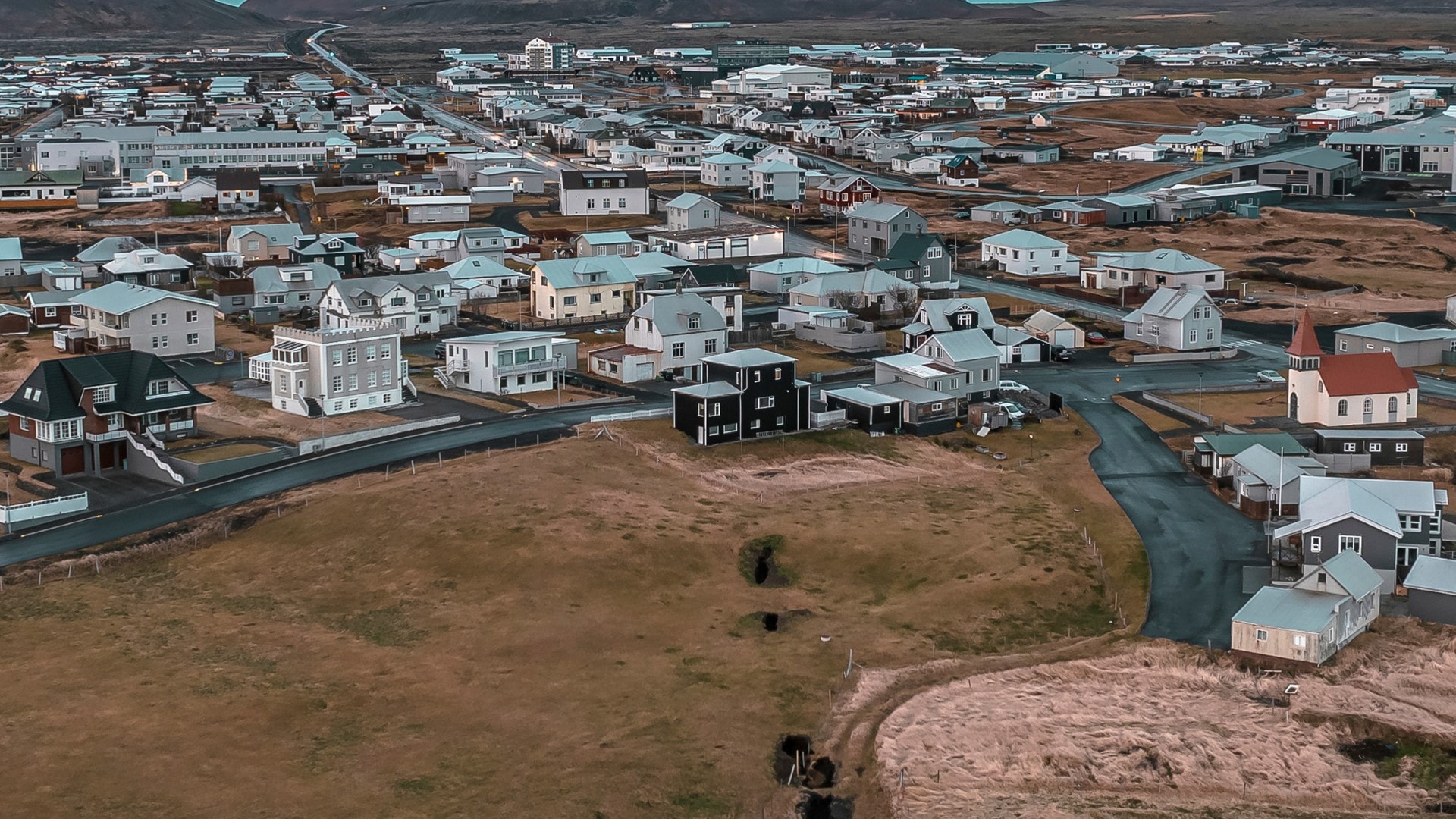 a snímke z dronu je mesto Grindavík, ktoré leží na juhozápade Islandu.