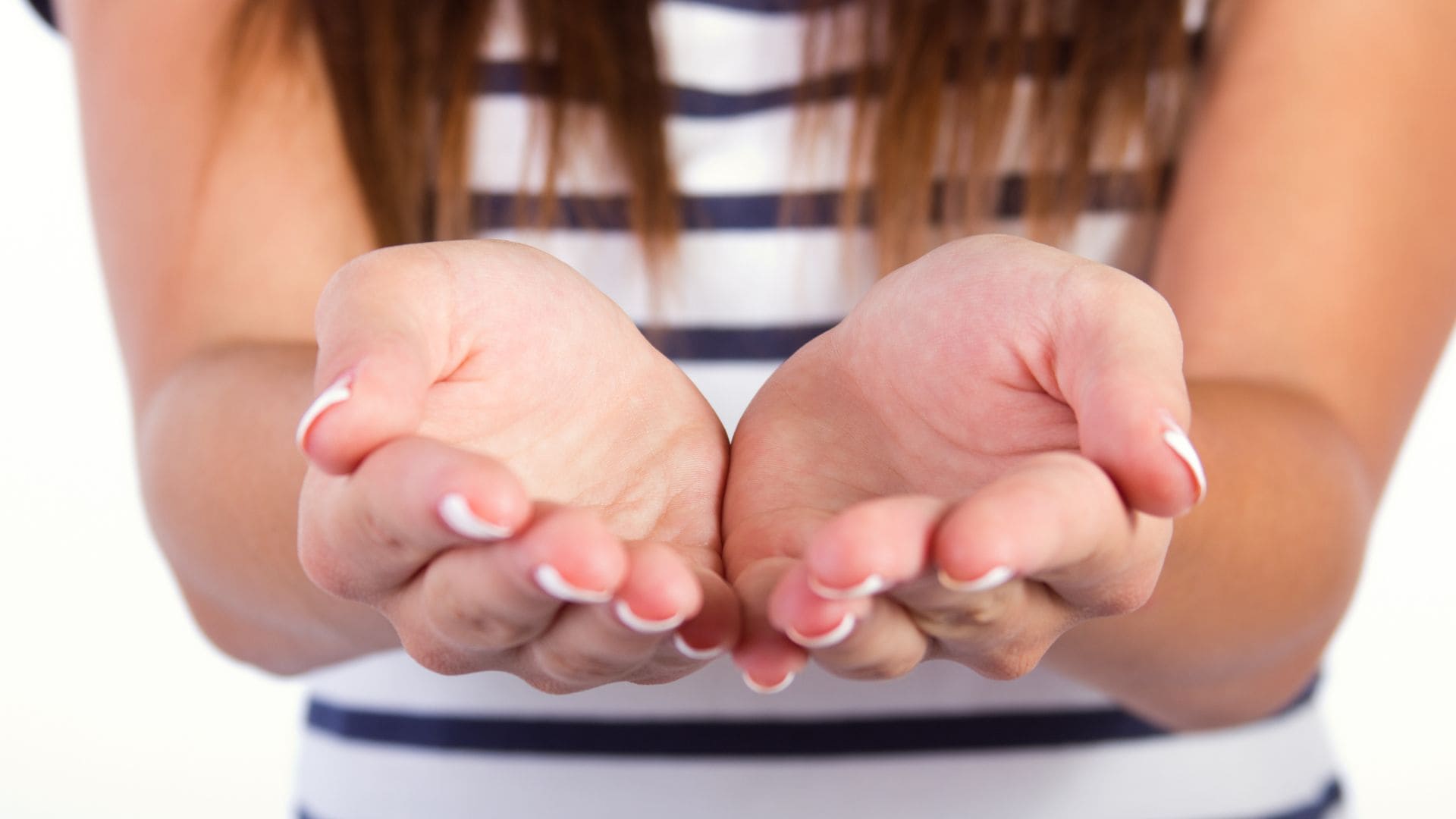 Žena so spojenými rukami.