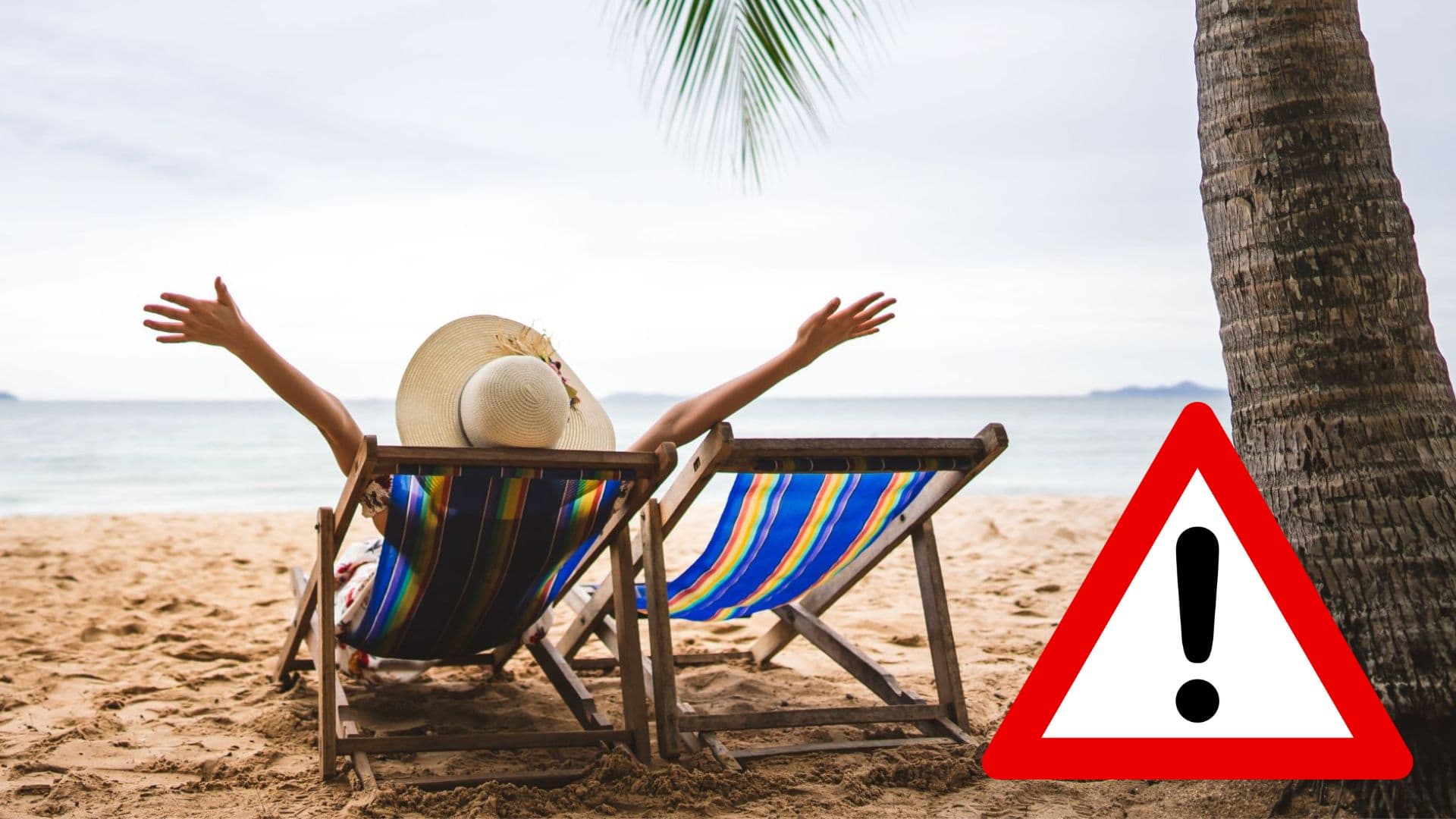 Žena na lehátku na pláži.