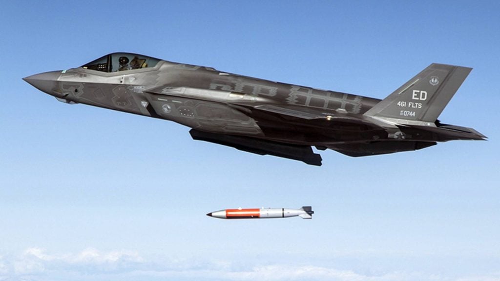 gravitačná bomba B61-12 z F-35