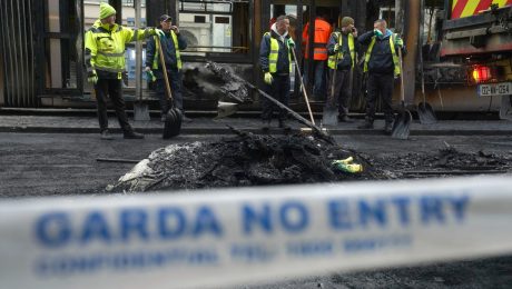 V Dubline po útoku vypuklo „nevídané“ násilie. Polícia sa obáva pokračovania