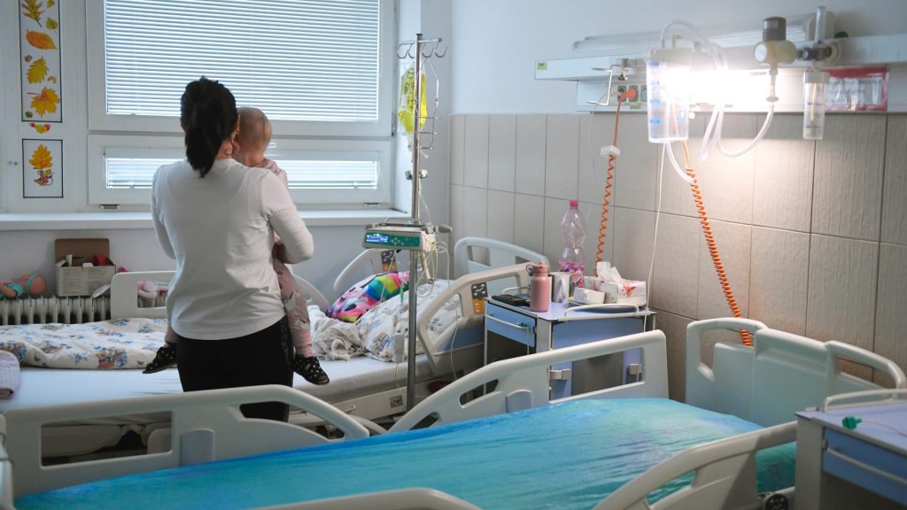 Na snímke mamička s dieťatkom sú v izbe na Oddelení detskej onkológie a hematológie