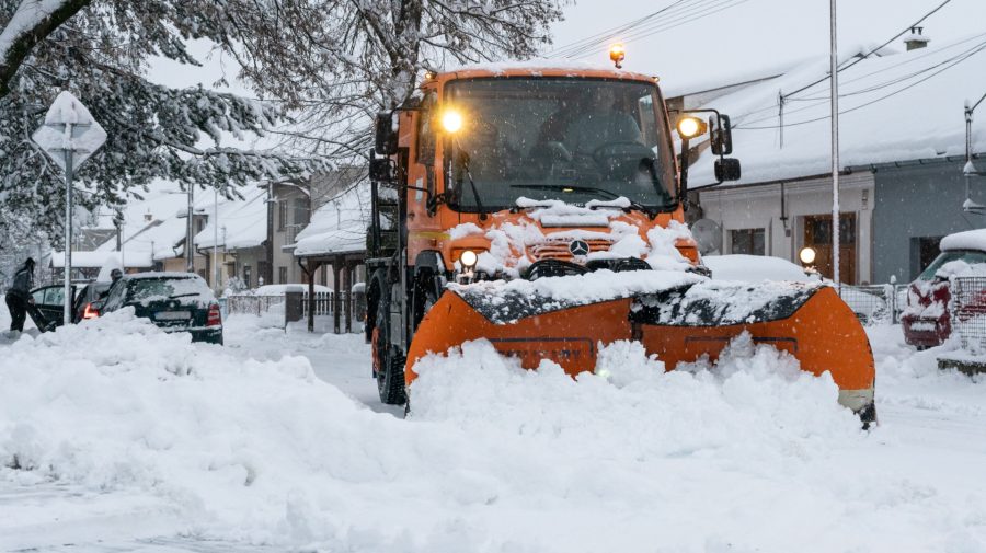 Na snímke odhŕňanie cestnej komunikácie v meste Rajec počas snehovej prehánky