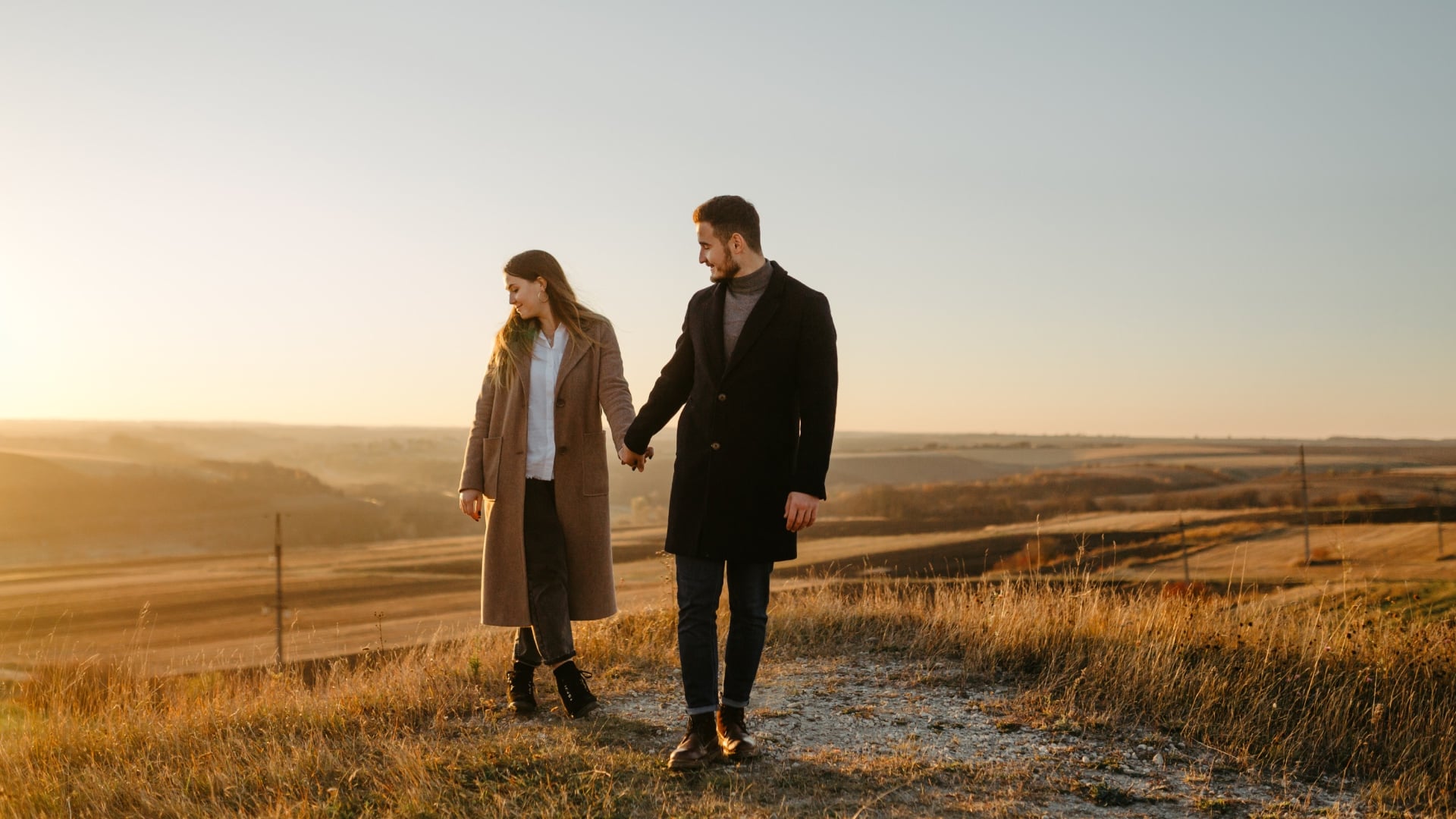 mladý pár v prírode