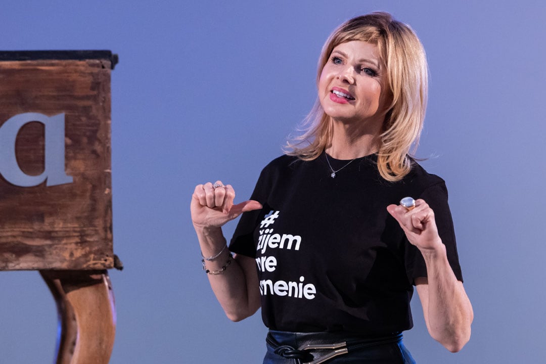 Moderátorka večera Soňa Müllerová, patrónka podujatia, mala na sebe oblečené tričko s myšlienkou projektu