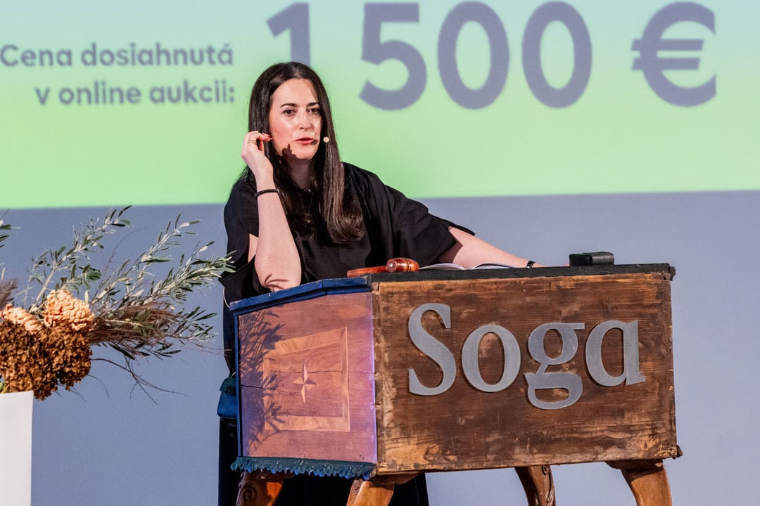 Nina Gažovičová z Aukčnej spoločnosti Soga pri živej dražbe v SNG