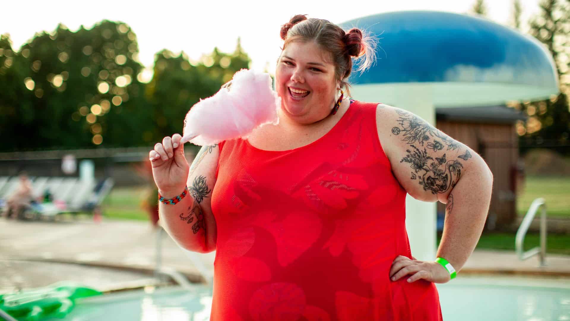 Plus size dievča je cukrovú vatu