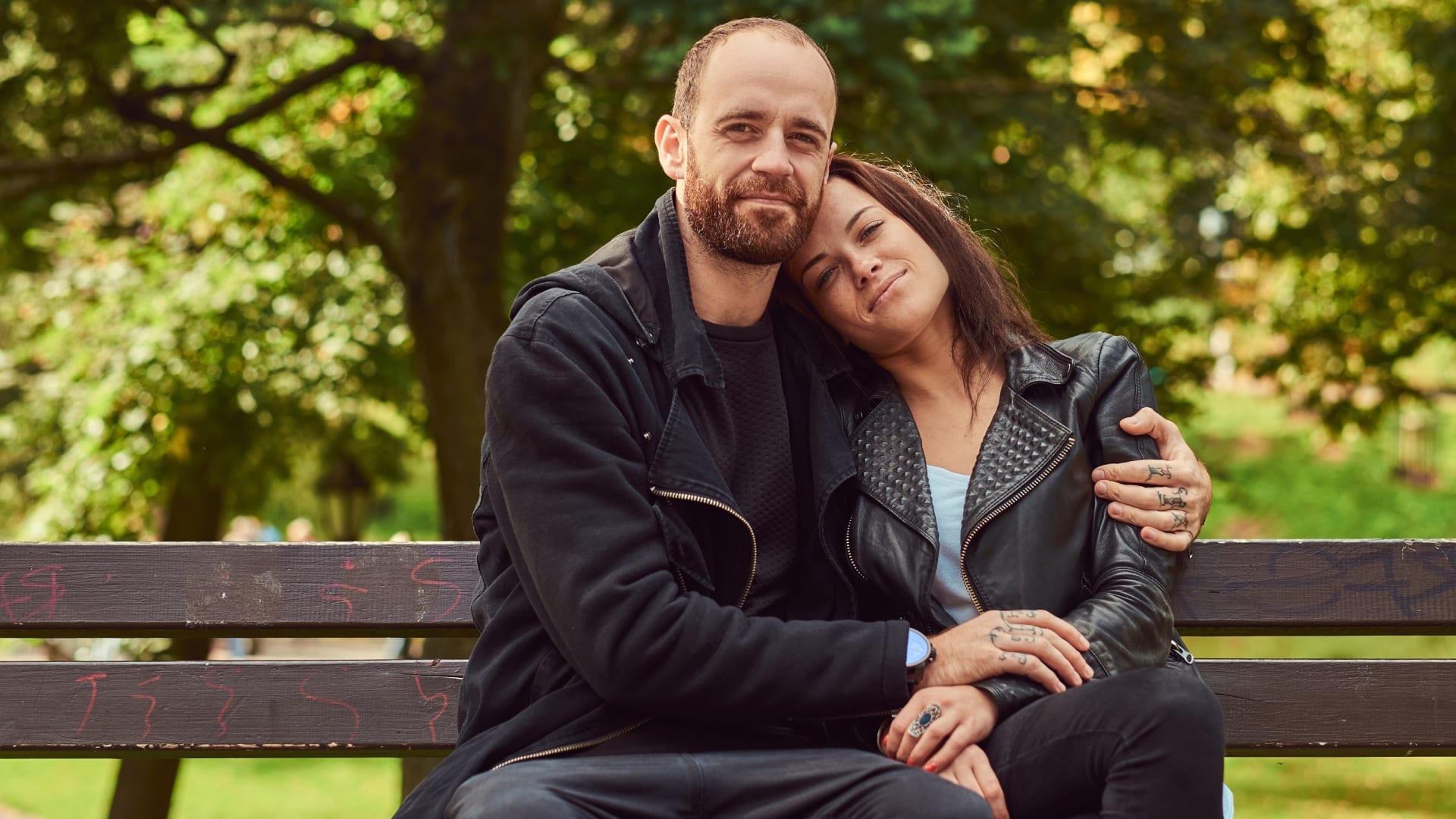 na snímke je pár na lavičke