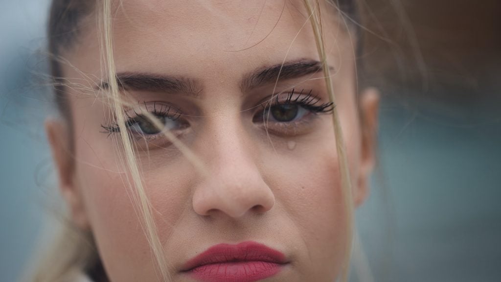 smutná žena, ktorá plače