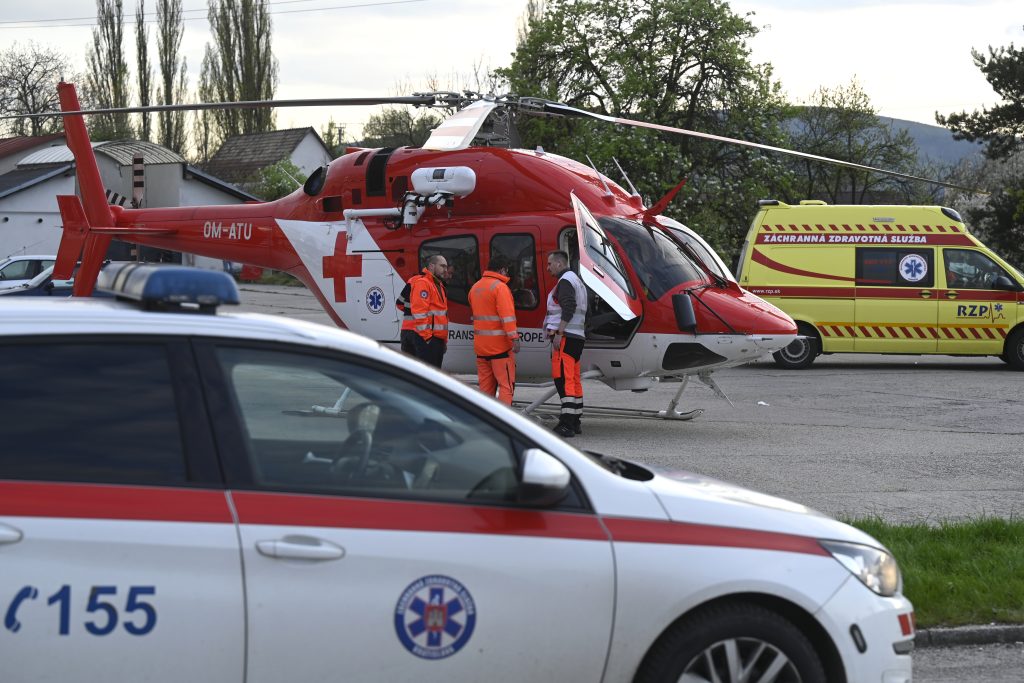 Vrtuľníková záchranná služba je možné volať v tiesni na čísle 18 155 alebo  na linke európskeho tiesňového volania 112.