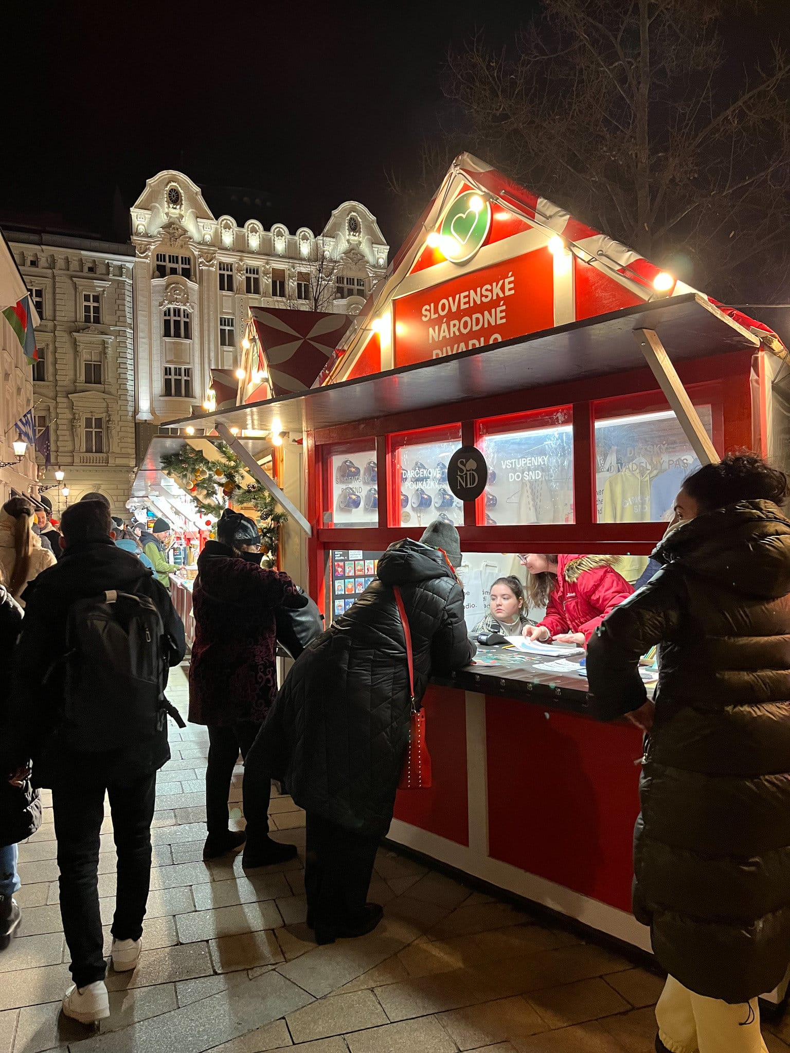 SND stánok na vianočných trhoch_foto_SND