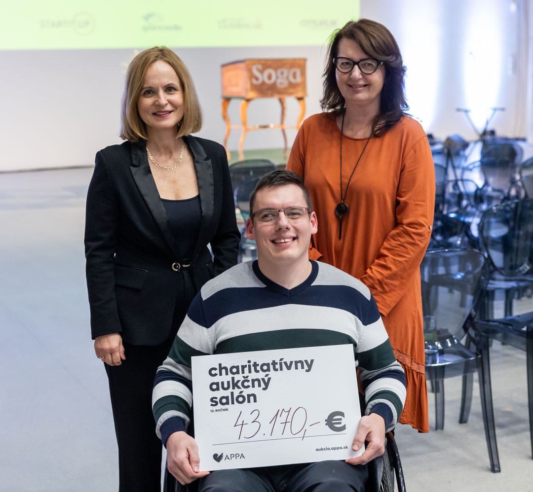 Symbolický šek si z rúk organizátorov prevzal zástupca tohtoročných podporených Martin Prokeš. Na fotke s Miriam Juhanesovičovou a mamou (zľava)