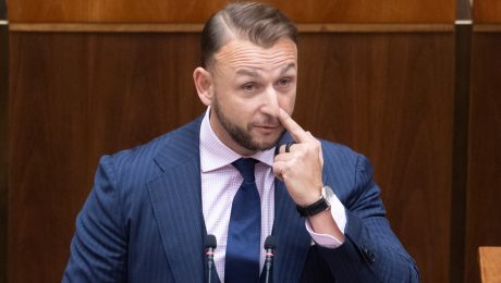 Parlamentný maratón vrcholí: Poslanci neodvolali ministra vnútra Matúša Šutaja Eštoka