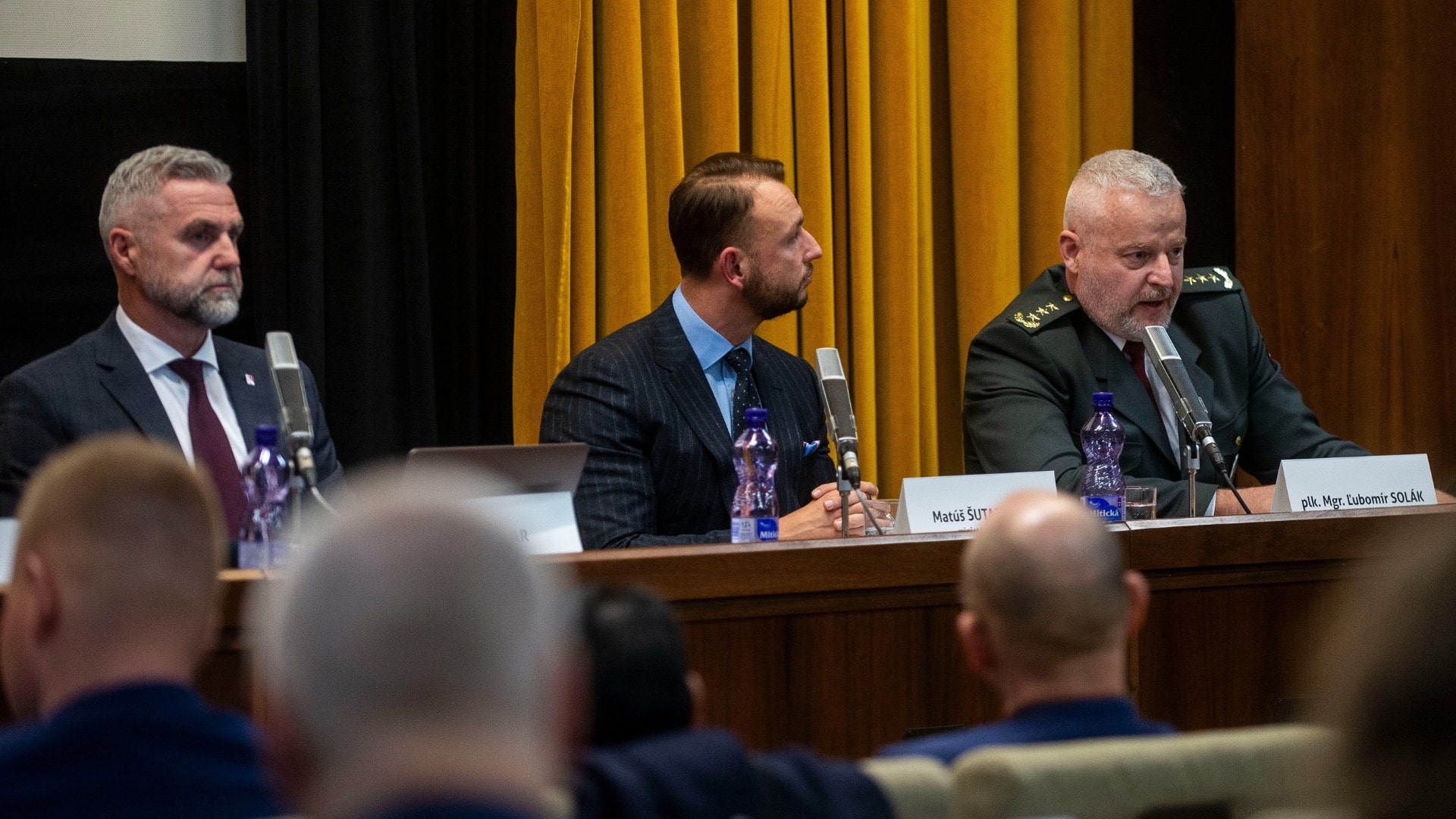 Poslanci sedia vo výbore