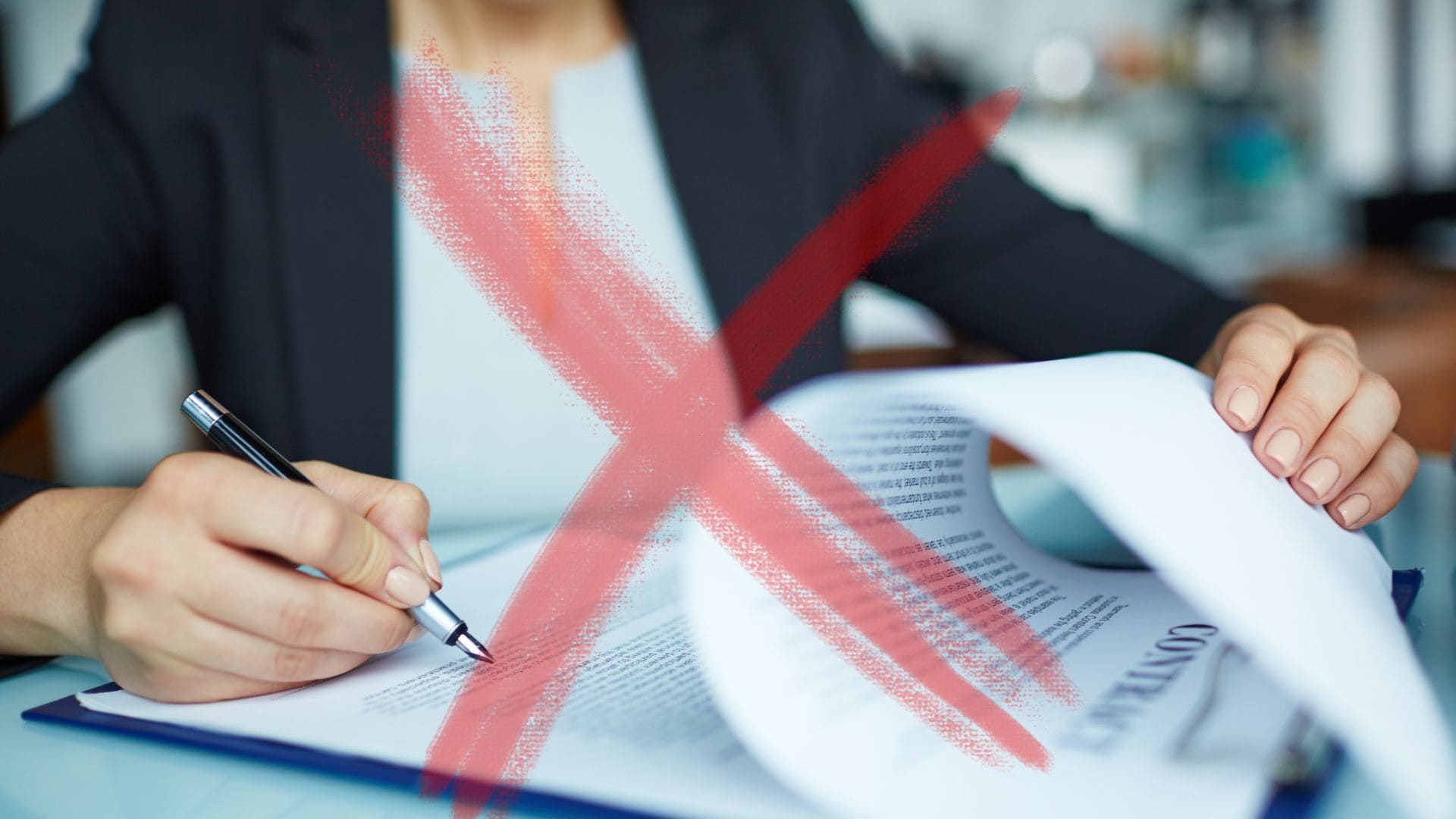 Podpisovanie dokumentov v práci, preškrtnutý obrázok, zmluva