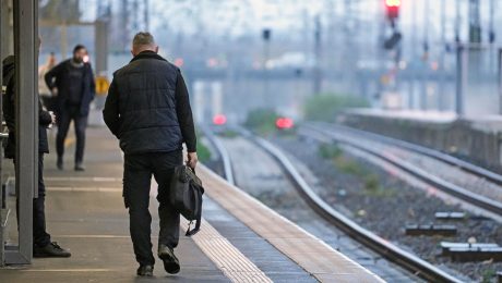 Na snímke človek vo vlakovej stanici pri železničnej koľaji.