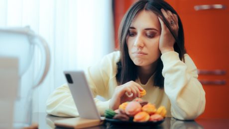 žena jedlo mobil stres